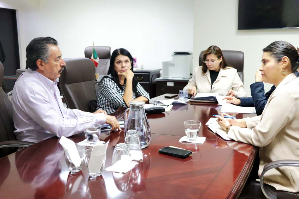 SE REÚNE JAVIER LAMARQUE CON DIPUTADAS Y DIPUTADOS EN EL CONGRESO DEL&nbsp;ESTADO