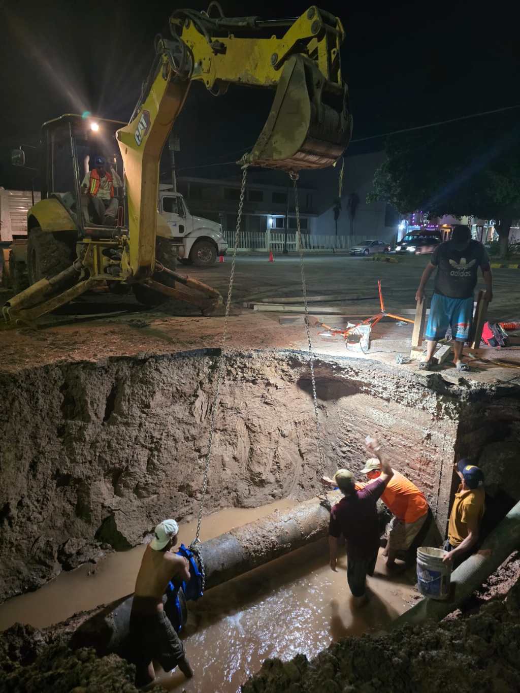 🚧Hoy estamos en relleno y compactación de zona ma de excavación para reparación de línea de agua de 16 pulgadas en calllle Nainari realizada el día de ayer🚧👷🏼‍♀️trabajamos de forma constante para tu&nbsp;bienestar.