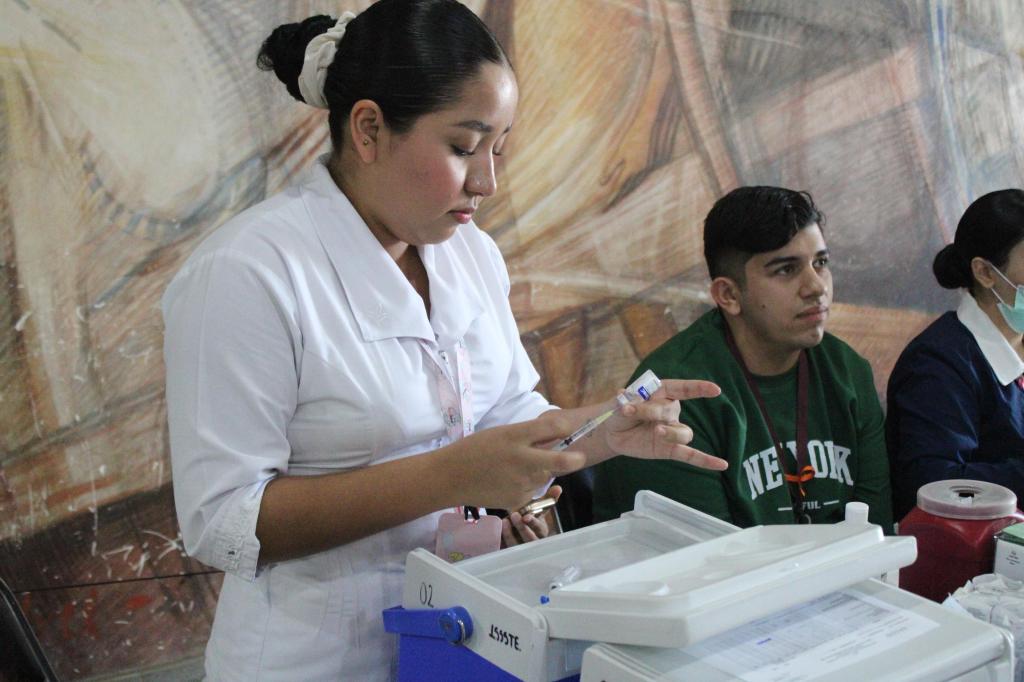 BRINDAN SALUD MUNICIPAL E ISSSTE MÁS DE 100 SERVICIOS EN MÓDULO DE INFORMACIÓN Y&nbsp;VACUNACIÓN