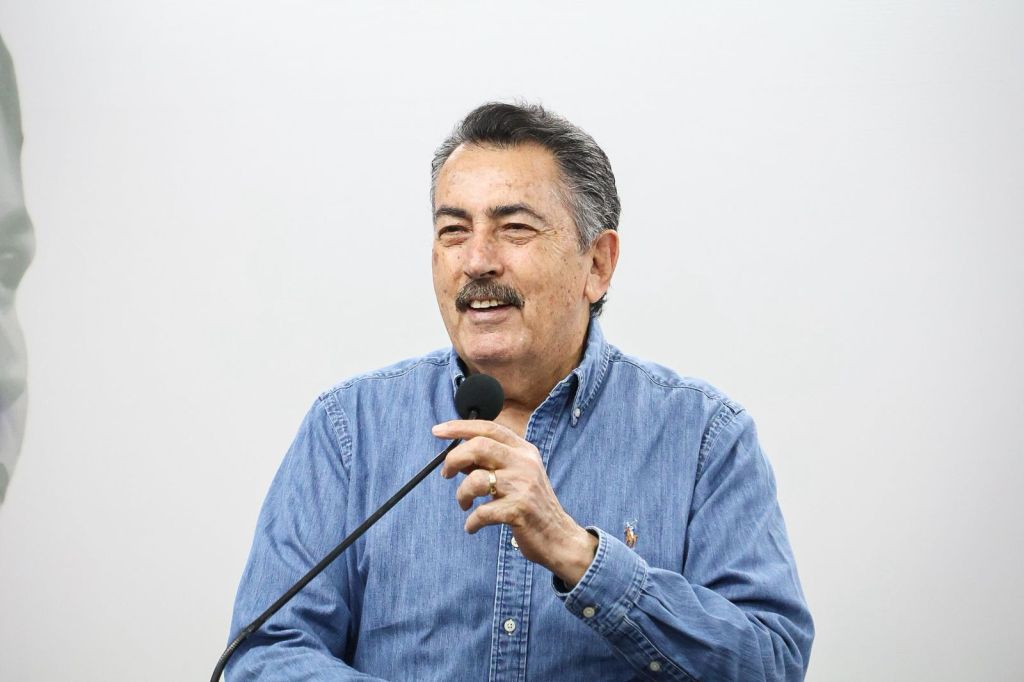 DESEA JAVIER LAMARQUE FELICES FIESTAS A LAS FAMILIAS DE&nbsp;CAJEME