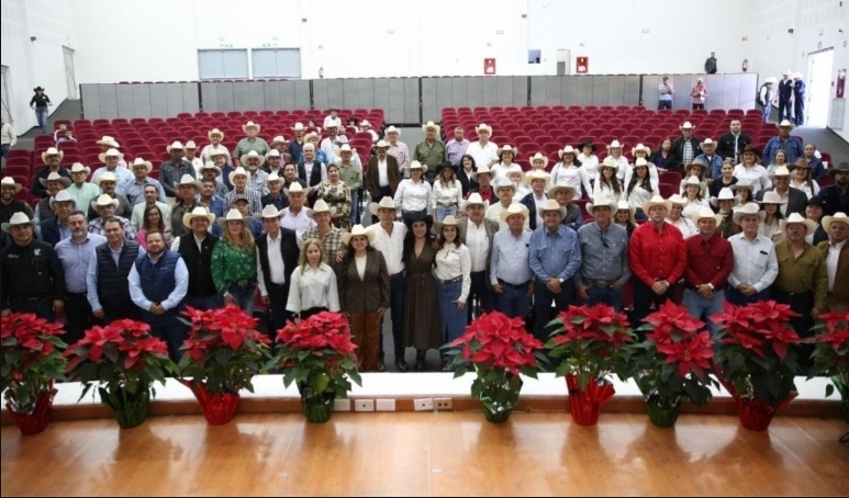 Sagarhpa fortalece liderazgo ganadero femenino y avanza en sanidad pecuaria durante el 11vo Encuentro GanaderoHermosillo, Sonora; 06 de diciembre de 2025.- La Sagarhpa destacó la toma de protesta de Mugam Sonora y presentó avances sanitarios estratégicos durante el 11vo Encuentro Ganadero organizado por la Unión Ganadera Regional de Sonora (UGRS), ante representantes nacionales, estatales y asociaciones locales.La secretaria de Agricultura, Ganadería, Recursos Hidráulicos, Pesca y Acuacultura (Sagarhpa), Celida López Cárdenas, reconoció el crecimiento de la participación femenina en la ganadería, subrayando que Mujeres Ganaderas de México (MUGAM) Sonora impulsa el relevo generacional y consolida su papel en la estructura regional y nacional del sector productivo.Durante el evento, en el que participaron Naneth Molina Lizárraga, dirigente nacional de MUGAM; Yulia Valeria Guzmán, directora general de la Secretaría de Agricultura y Desarrollo Rural (SADER); y Juan Ochoa, presidente de la Unión Ganadera Regional de Sonora (UGRS), Celida López reconoció la trayectoria de todas las integrantes de MUGAM Sonora, destacando su capacidad de organización, su compromiso y su creatividad para impulsar el futuro de la ganadería sonorense.El nuevo Consejo Directivo quedó integrado por María Guadalupe Molina Siller; la secretaria, Miriam Arrechedera García; la tesorera, Fernanda Navarro Dessens; y como vocales, Gabriela Elisa Navarro Varela.La titular de la Sagarhpa llamó a abrir espacios para mujeres ganaderas en asociaciones locales, señalando que su liderazgo aporta organización, visión estratégica y continuidad a los patrimonios familiares, esenciales para enfrentar los retos del sector. Además, destacó la necesidad de reconvertir la actividad de exportadores a productores de carne para subsanar el consumo en el estado.En el encuentro ganadero se presentó el informe sanitario estatal, destacando más de 900 mil inspecciones realizadas sin evidencia de gusano barrenador en Sonora, además de cinco mil 300 diagnósticos negativos en trampas instaladas en los valles y la costa sonorense.Se informó que se mantiene coordinación permanente para lograr la reapertura de la frontera, respaldada por visitas técnicas del USDA, fortaleciendo la trazabilidad y la vigilancia en tránsito ganadero, así como la gestión ante autoridades federales.Se anunciaron avances en el programa contra la trichomoniasis, con personal capacitado, diagnóstico inicial en mil 200 toros y la próxima inauguración del laboratorio estatal, así como el cumplimiento de requisitos para obtener la declaratoria de tuberculosis bovina libre.Finalmente, se reconoció el acompañamiento del CIPES, del Comité de Campaña y de la Unión Ganadera, reiterando que Sonora continuará destinando recursos y esfuerzos para garantizar la sanidad pecuaria, la estabilidad productiva y el fortalecimiento del sector&nbsp;ganadero.
